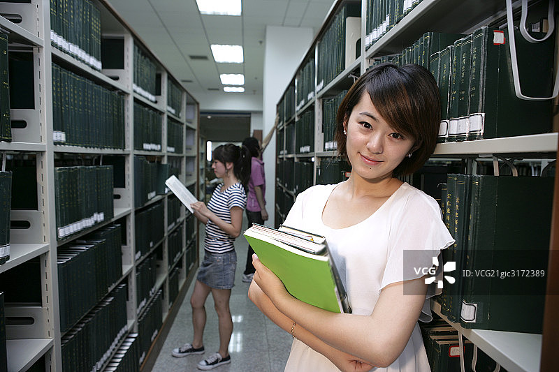 东方学生在图书馆里图片素材
