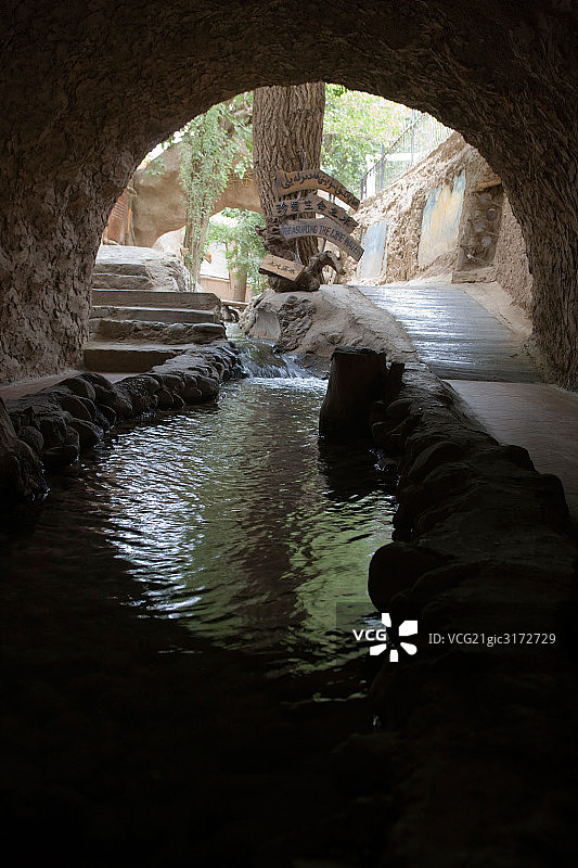 新疆维吾尔自治区吐鲁番坎儿井暗渠图片素材