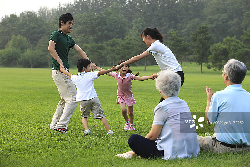 东方家庭户外郊游图片素材