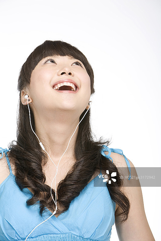 听音乐的年轻女孩图片素材