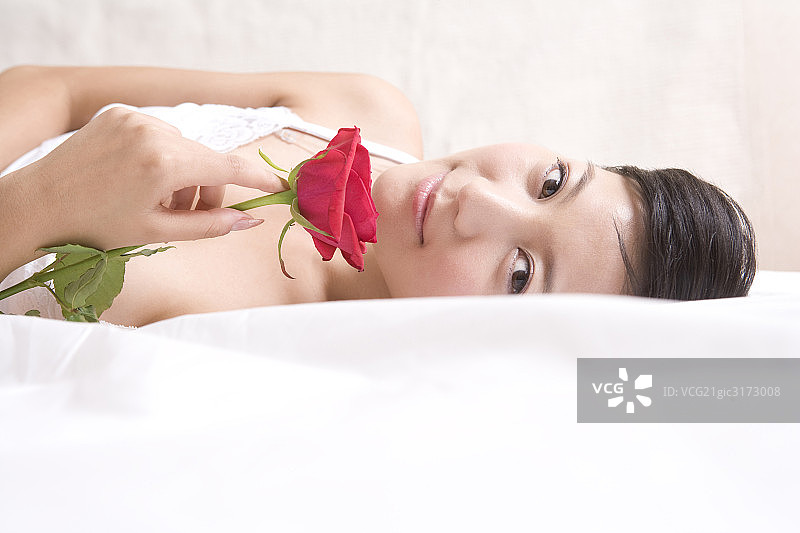 拿玫瑰的年轻女孩图片素材