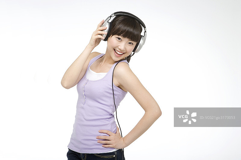 听音乐的年轻女孩图片素材