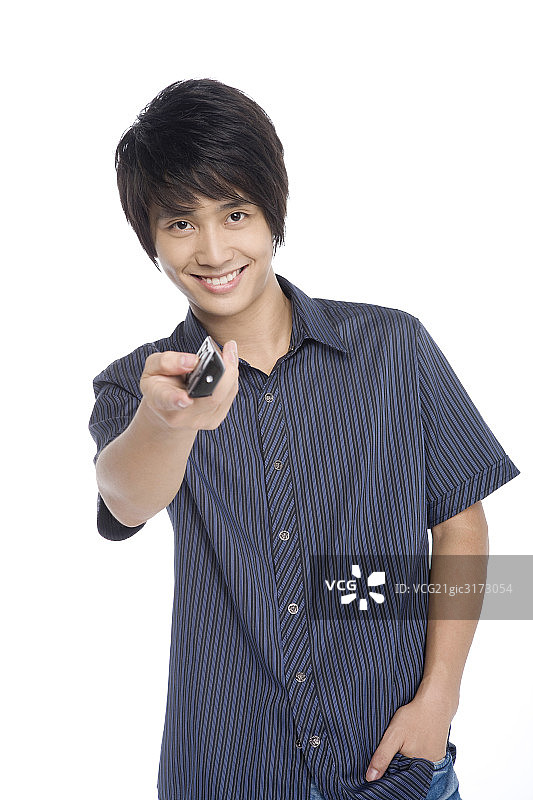 拿遥控器的年轻男孩图片素材