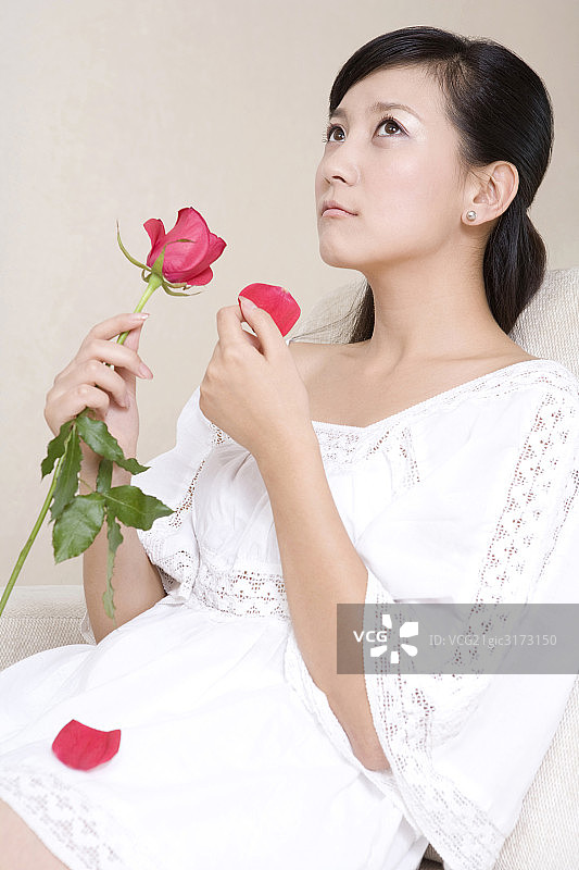 手拿玫瑰的年轻女孩图片素材