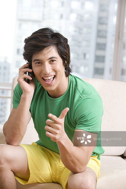 打手机的兴奋男青年图片素材