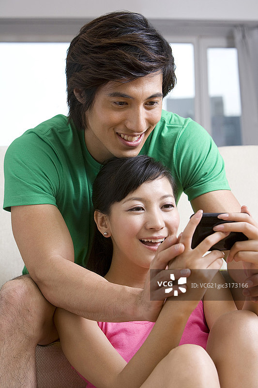 在家玩手机的年轻夫妇图片素材