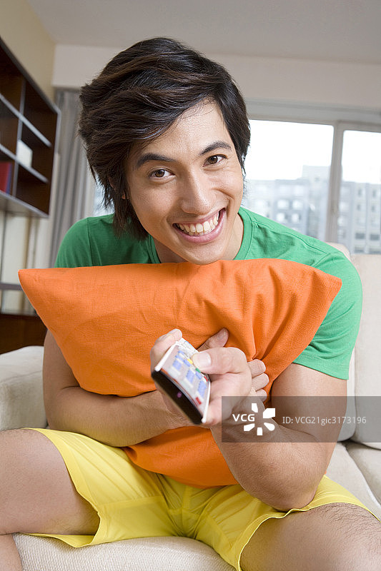 看电视的男青年图片素材