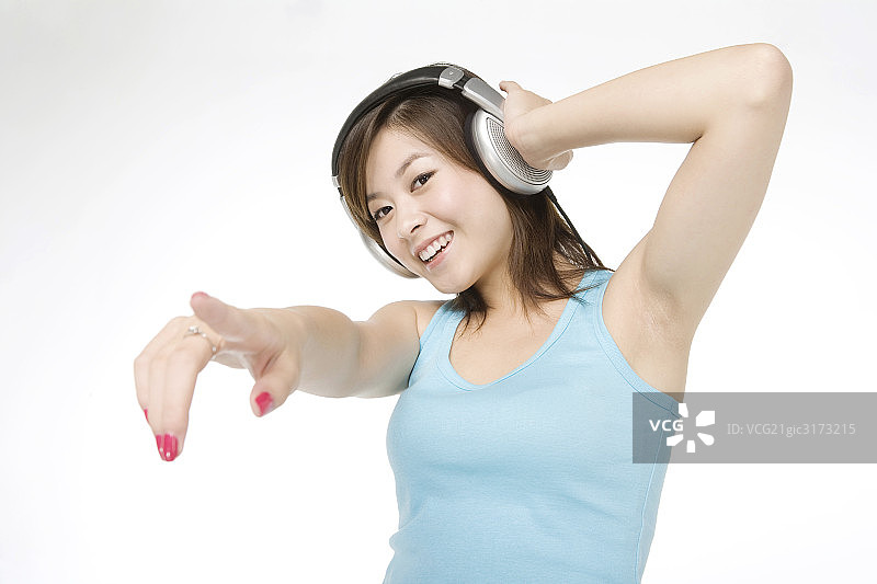 听音乐的年轻女孩图片素材