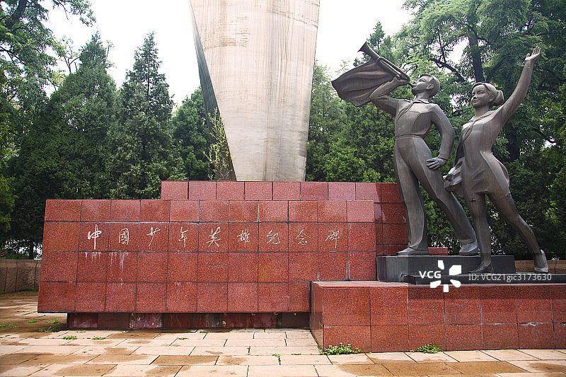 北京玉渊潭公园中国少年英雄纪念碑图片素材