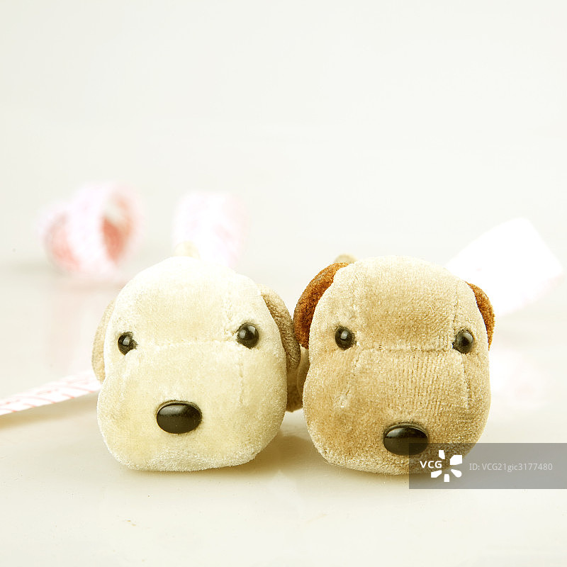 两只可爱玩具小狗图片素材