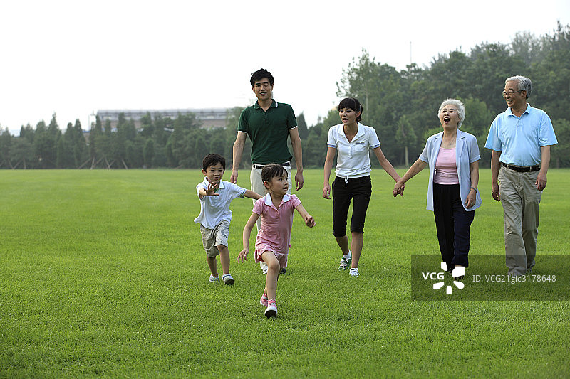东方家庭户外郊游玩图片素材
