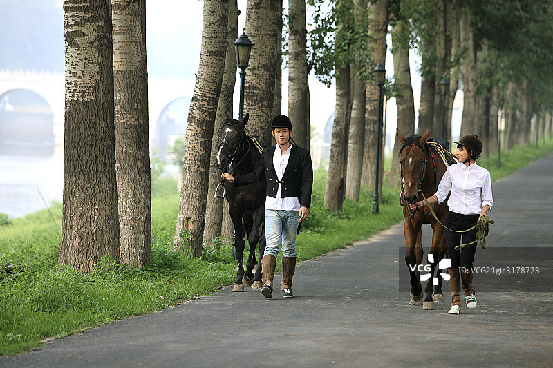 东方情侣户外骑马图片素材