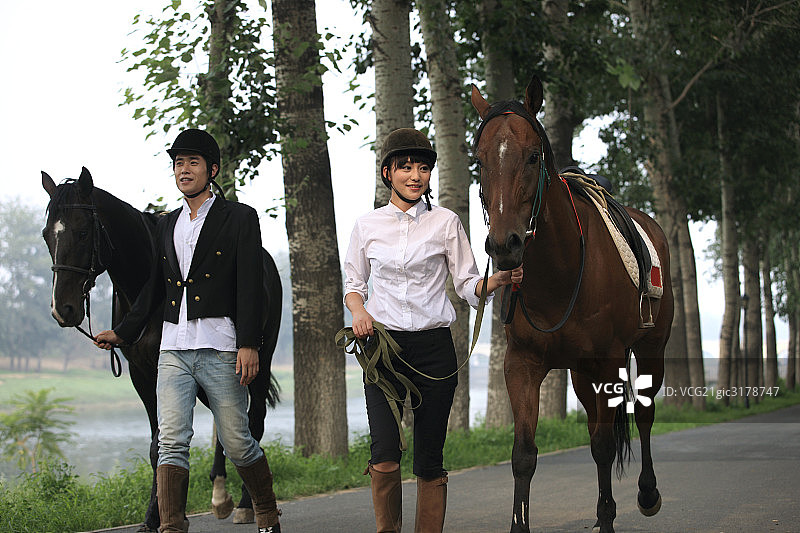 东方情侣户外骑马图片素材