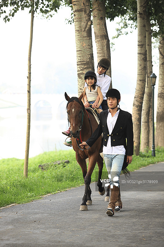 东方家庭户外骑马图片素材