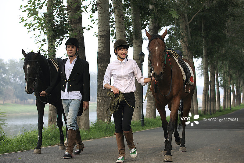 东方情侣户外骑马图片素材