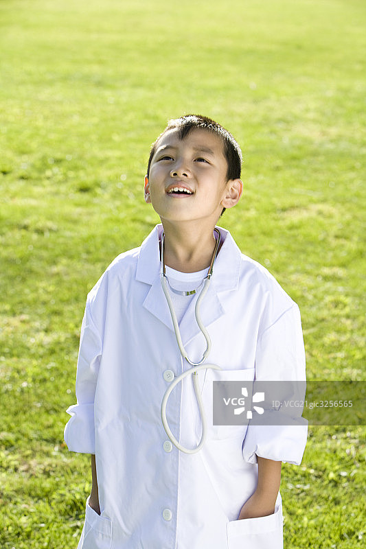 东方儿童穿着白大褂图片素材