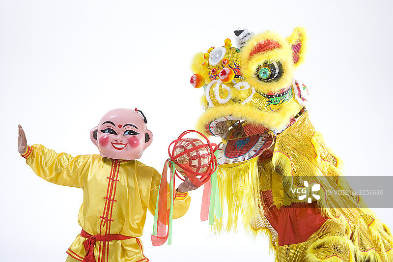 大头娃娃逗黄醒狮图片素材