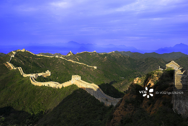 阳光照在长城上图片素材