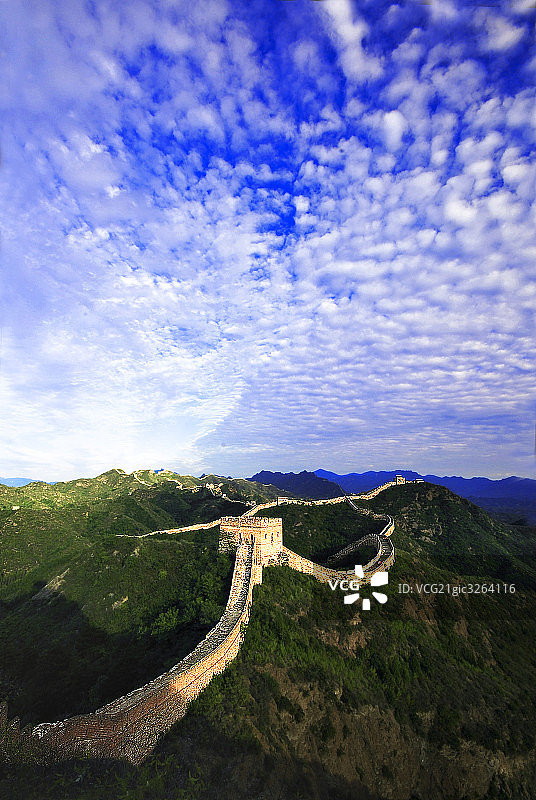 阳光照在长城上图片素材