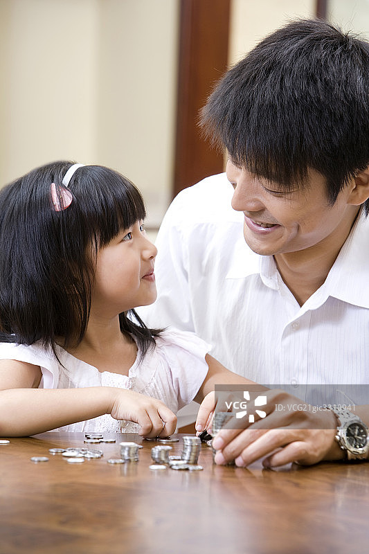 数硬币的父女俩图片素材