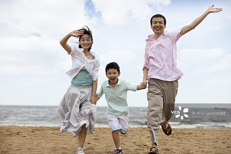 东方家庭在海边跑图片素材