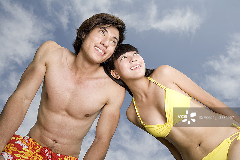 海边的浪漫情侣图片素材