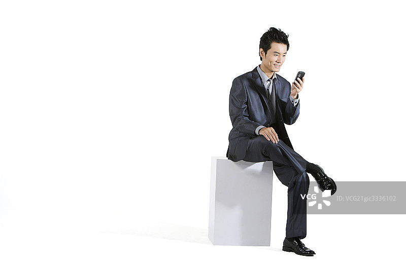 商务男士看手机图片素材