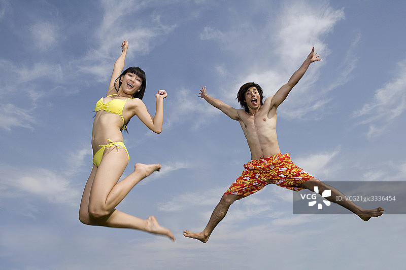 海边雀跃的年轻人图片素材