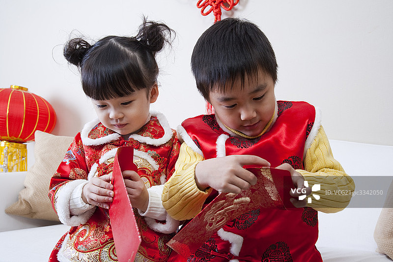 孩子们庆祝节日图片素材