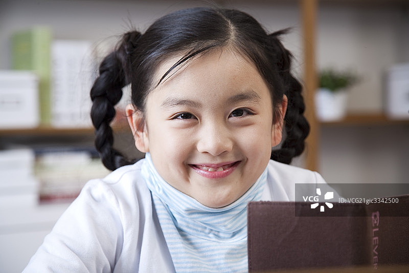 小女孩在闲暇时间图片素材