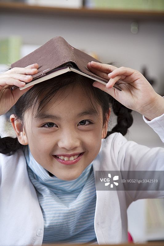 小女孩在闲暇时间图片素材
