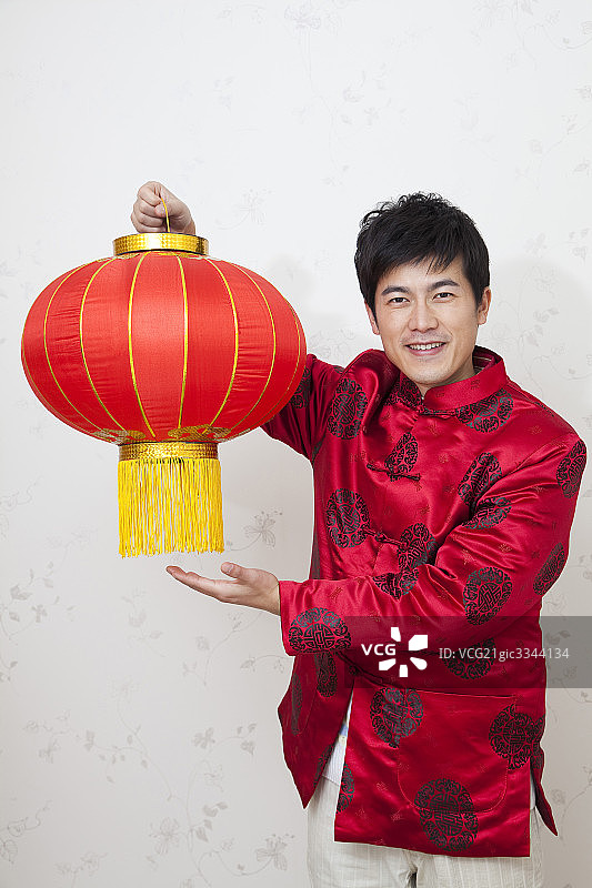 年轻人庆祝节日图片素材