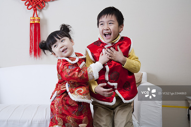孩子们庆祝节日图片素材