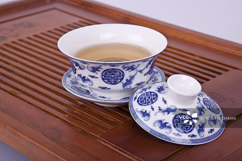 打开盖的茶碗图片素材