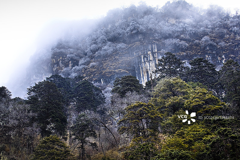 中国四川贡嘎山风光，巍巍山峦图片素材