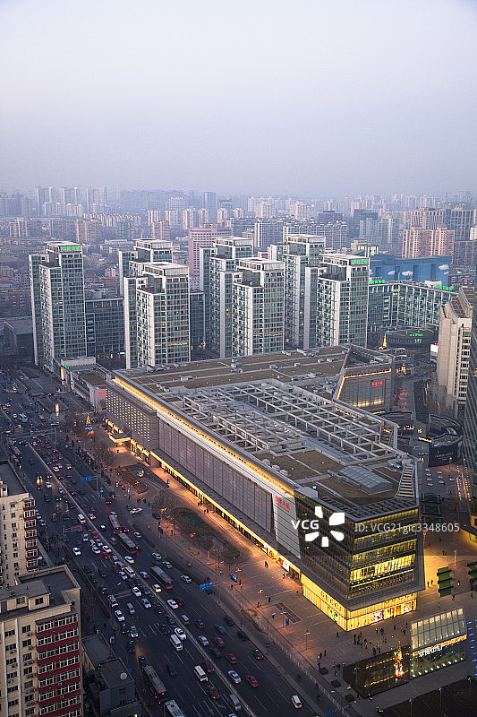 中国北京CBD，新光天地华灯初上图片素材