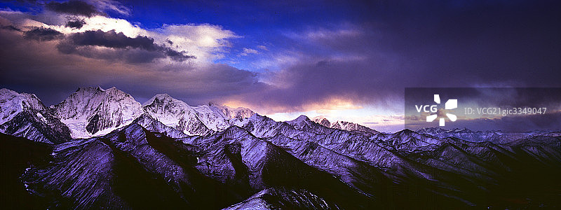 中国四川贡嘎山风光，一览众山小图片素材