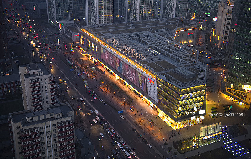 中国北京CBD，新光天地华灯初上图片素材
