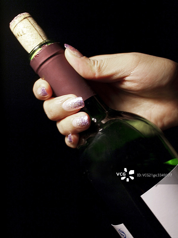 女孩手拿红酒图片素材