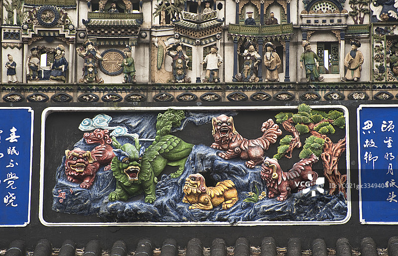 中国广州陈家祠，精美的陶塑瓦脊图片素材