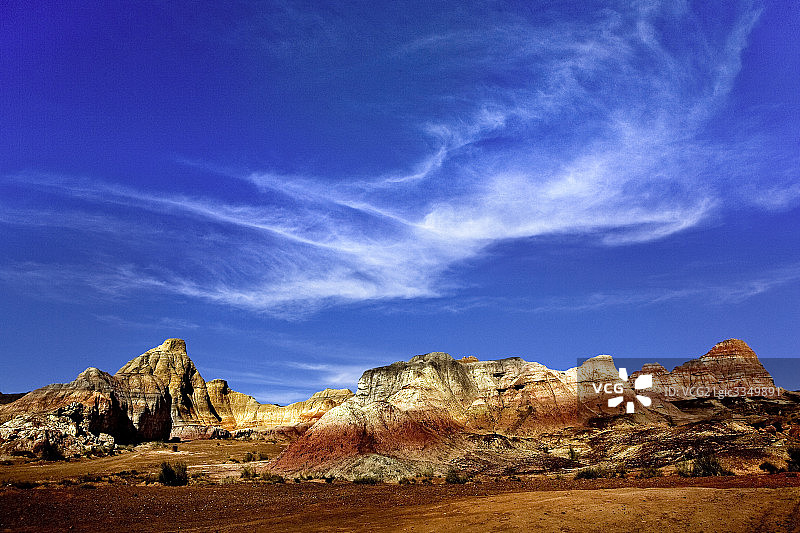中国新疆五彩山，五彩的石头图片素材