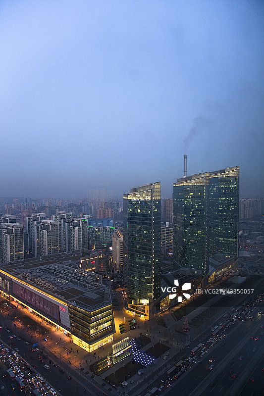 中国北京CBD，新光天地华灯初上图片素材
