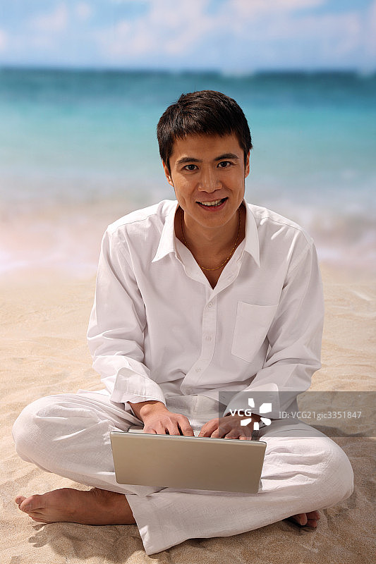 东方男人在海滩图片素材