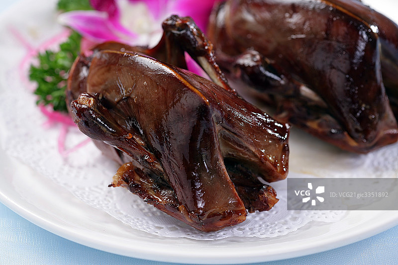 中国菜炭火烧乳鸽图片素材
