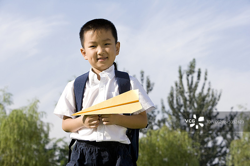 玩纸飞机的小男孩图片素材