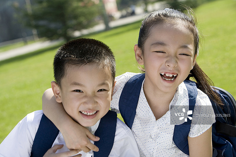 两个开心的小学生图片素材