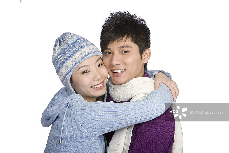 年轻夫妇拥抱在一起图片素材