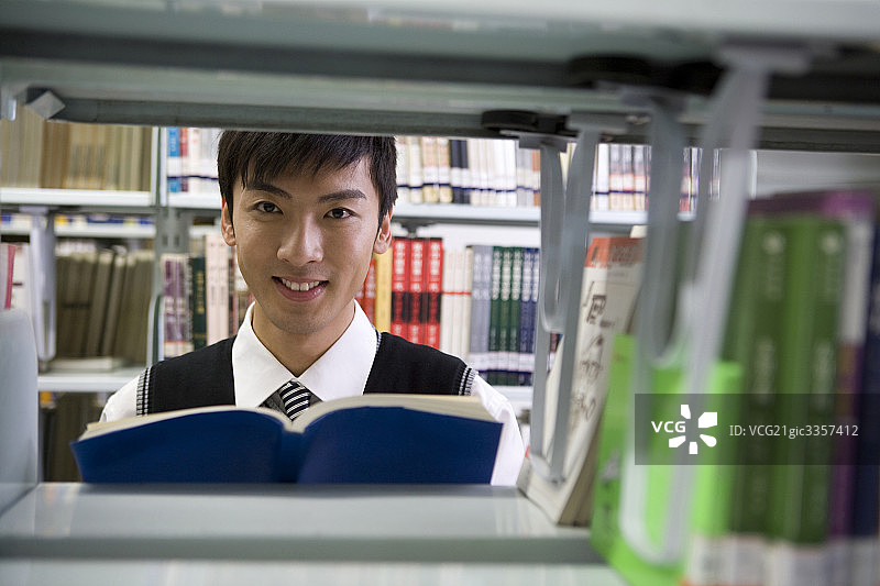 图书馆看书的男大学生图片素材
