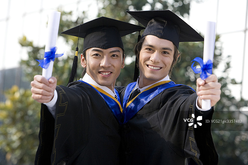 穿学士服的大学生们图片素材