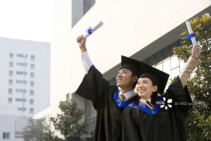 穿学士服的大学生们图片素材